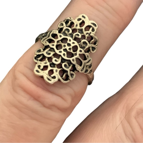 Lace Filigree Cut Out Antique Silver Tone Fashion Costume Woman’s Ring Jewelry - Picture 2 of 7